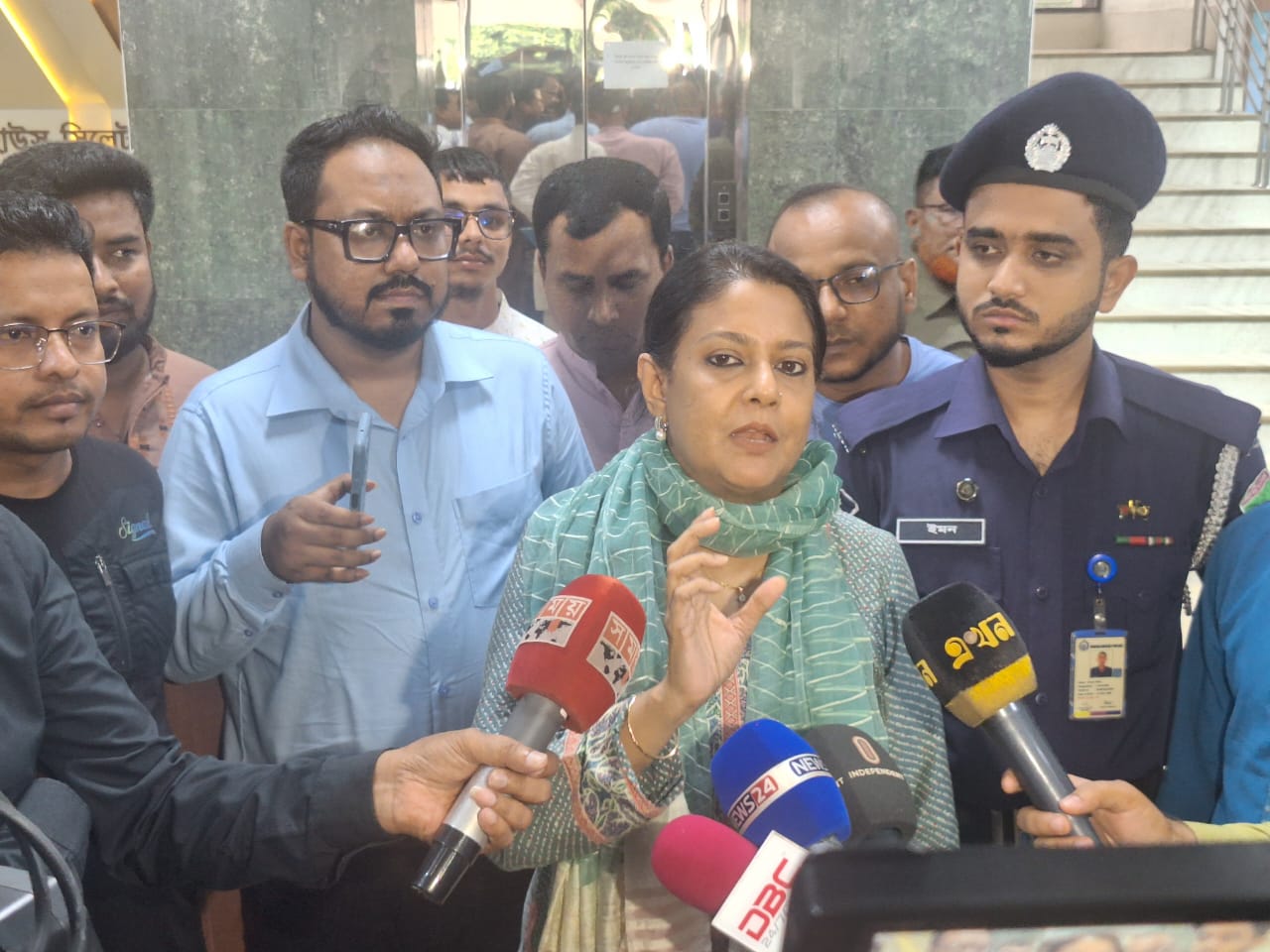 অবৈধ পাথর উত্তোলনকারীদের বিরুদ্ধে  কঠোর ব্যবস্থা: পরিবেশ উপদেষ্টা